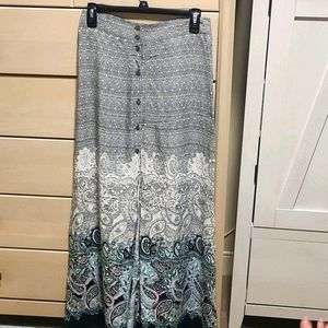 Express skirt with a slit black and white floral